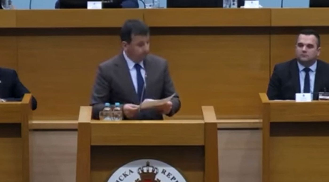 Invervenirao je predsjednik NSRS Nenad Stevandić pokušavajući da prekine Vukanovića, dobacivao je i Dodik ali bezuspješno.