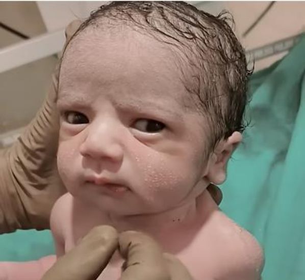 Tiho novorođenče sve vrijeme smireno pogledom šara po prostoriji, a mnogi su komentarisali baš taj izraz lica šaleći se da beba ne zna šta ga je snašlo