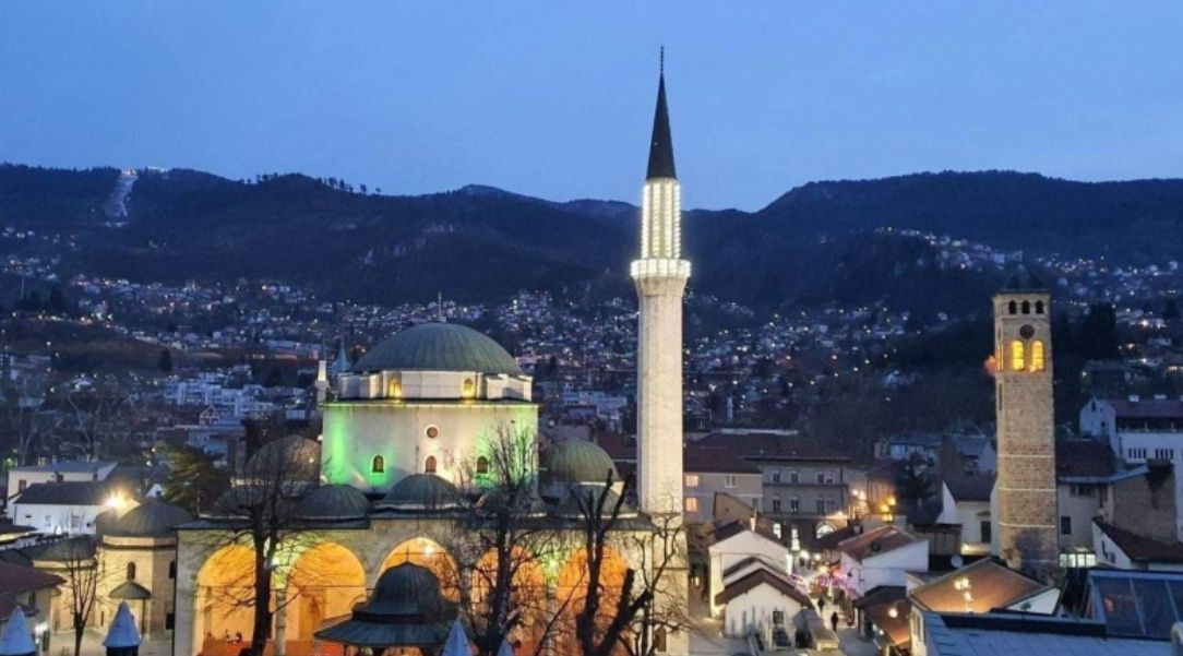 Post mjeseca ramazana je jedan od stubova islama i stroga obaveza svakom punoljetnom, zdravom i pametnom muslimanu i muslimanki koji se nalazi kod kuće, od zore do zalaska sunca