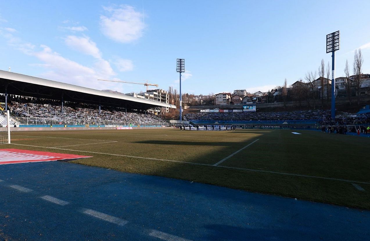 Projekat podrazumijeva natkriveni parking i požarni put ispod tribine, multifunkcionalni prostor za navijače, sanitarne čvorove i pristup za osobe s poteškoćama u kretanju...