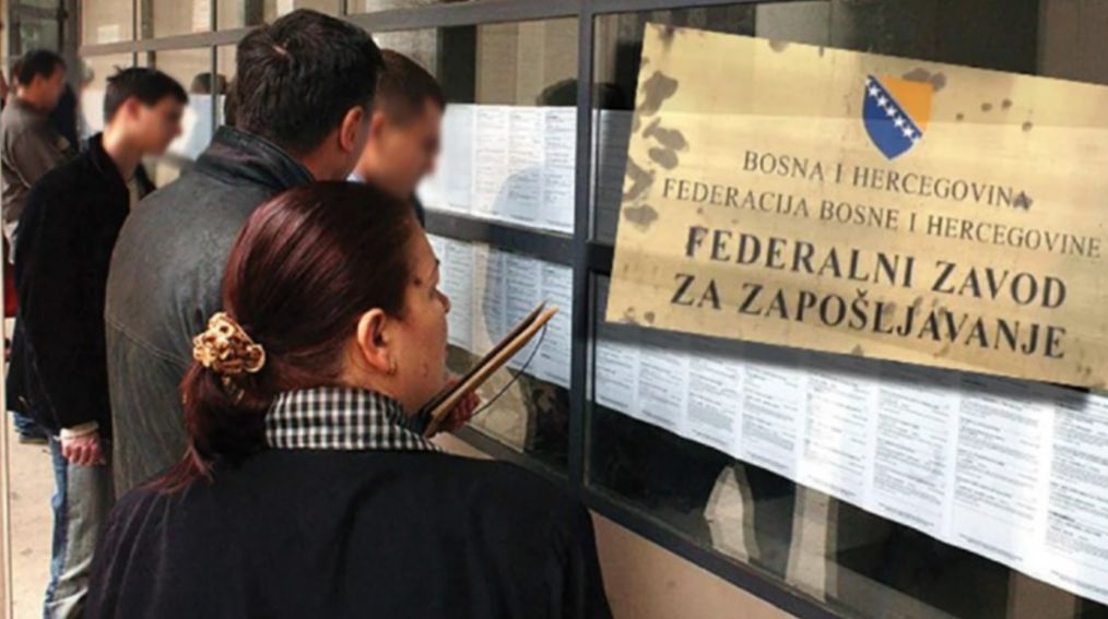 Jednako pravilo vrijedi i za one koji odbiju uključiti se u programe prekvalifikacije i dokvalifikacije koje organizuje i čije troškove snosi služba za zapošljavanje i/ili..