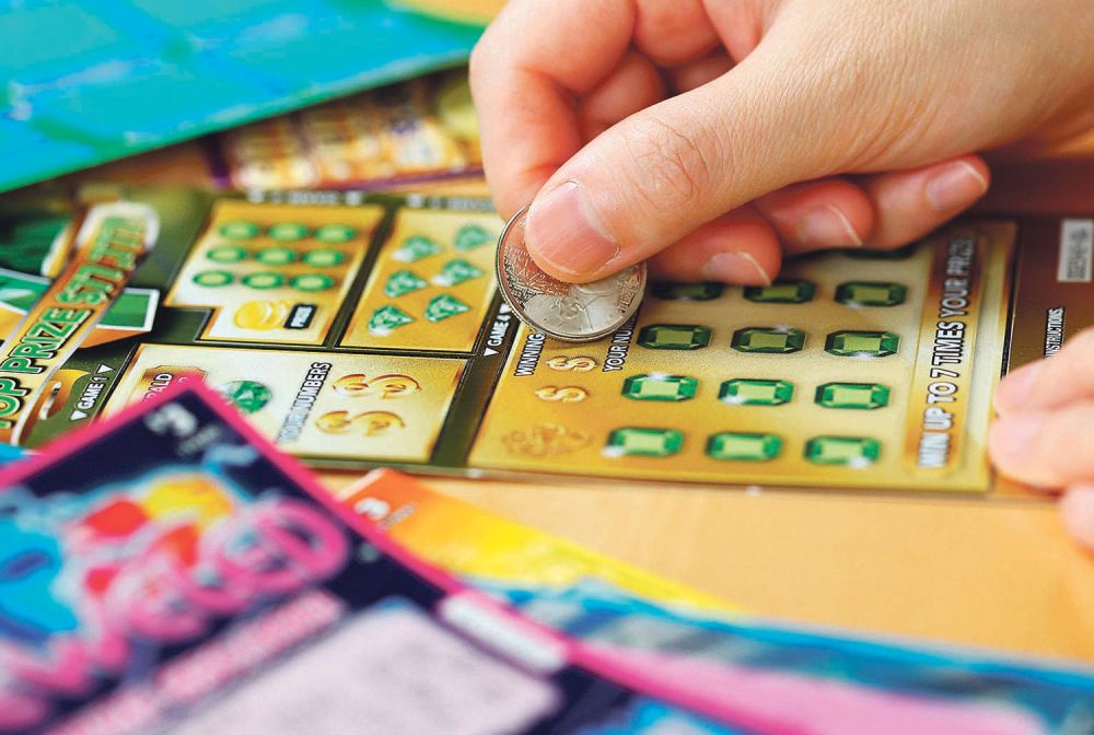 Jean-David sada poziva dvojicu beskućnika da kontaktiraju njegovog advokata kako bi pronašli dogovor