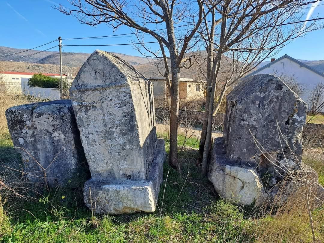Nekropola stećaka u Blagaju ilegalno premještena: Sve se desilo bez zakonskih i stručnih procedura