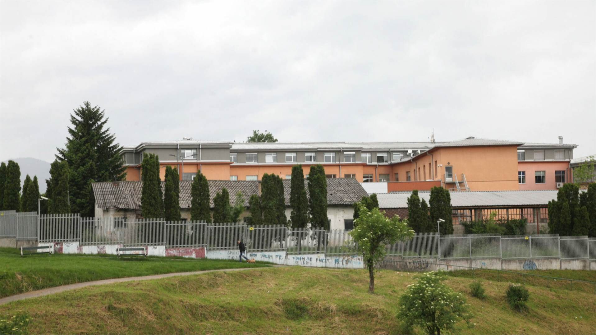 Kajkut se tereti da je, svojstvu komandanta Prvog voda Specijalnog odreda milicije CSB Banja Luka učestvovao u počinjenju zločina