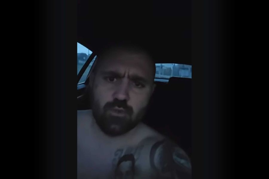 “Imam neke poruke za sutkinju Senu, što sudi našeg predsjednika, da ne mislim ona da ćemo mi njega predati tako lako”, govori mlađa muška osoba sa video snimka.