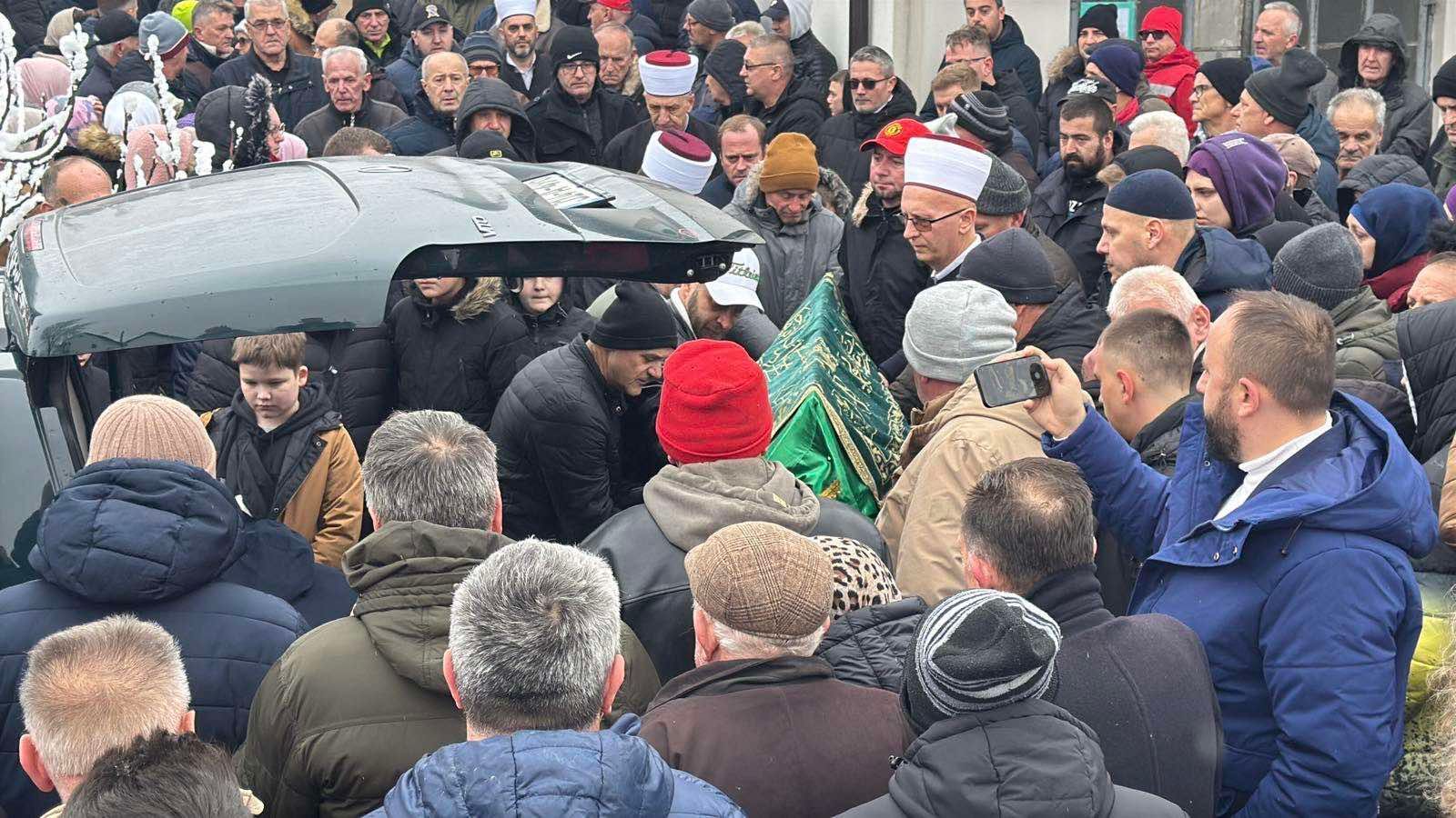 Okupljeni su u tišini i suzama ispratili voljenu sugrađanku i njenog sina, koji su tragično izgubili živote.