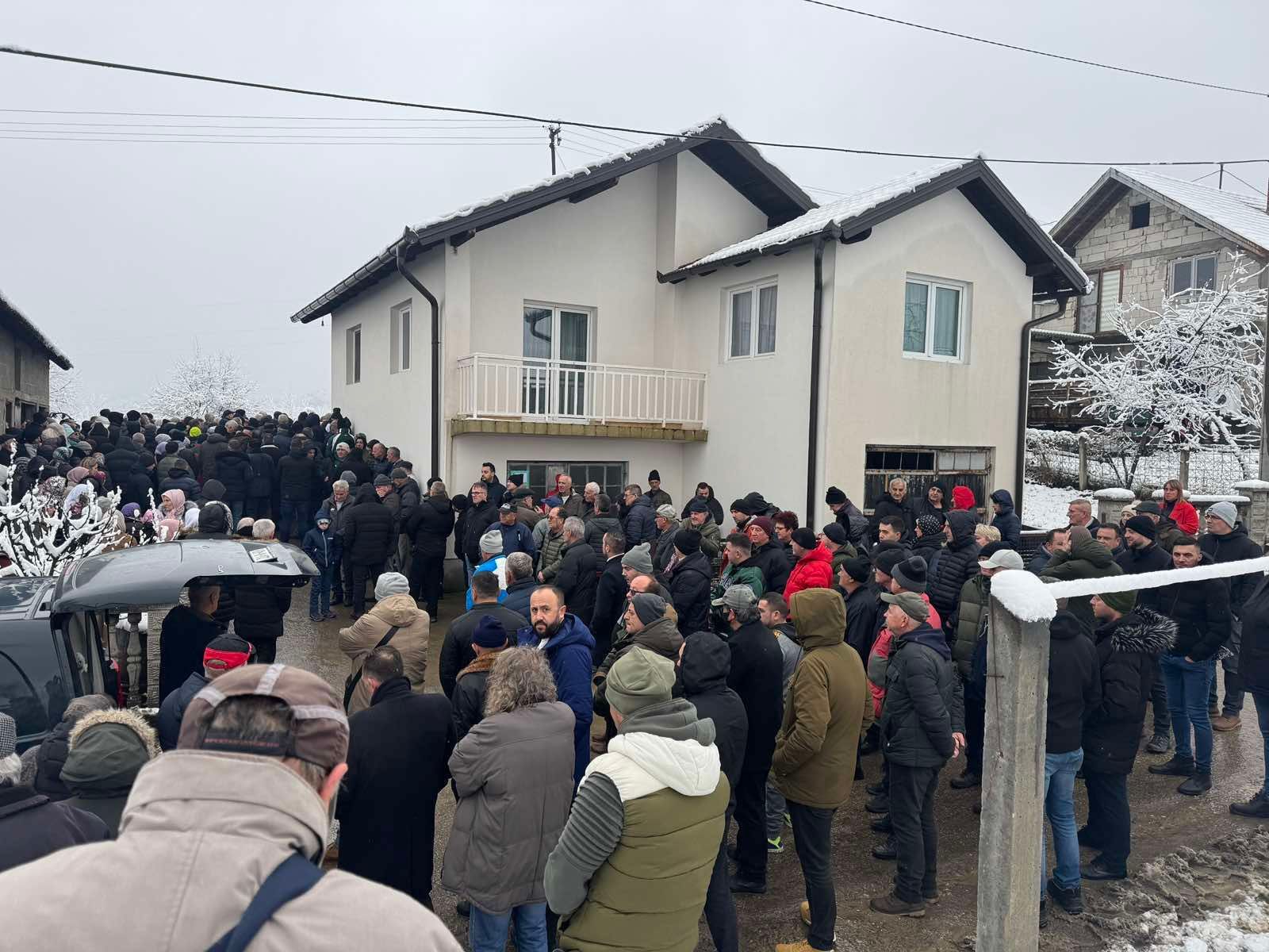 Okupljeni su u tišini i suzama ispratili voljenu sugrađanku i njenog sina, koji su tragično izgubili živote.