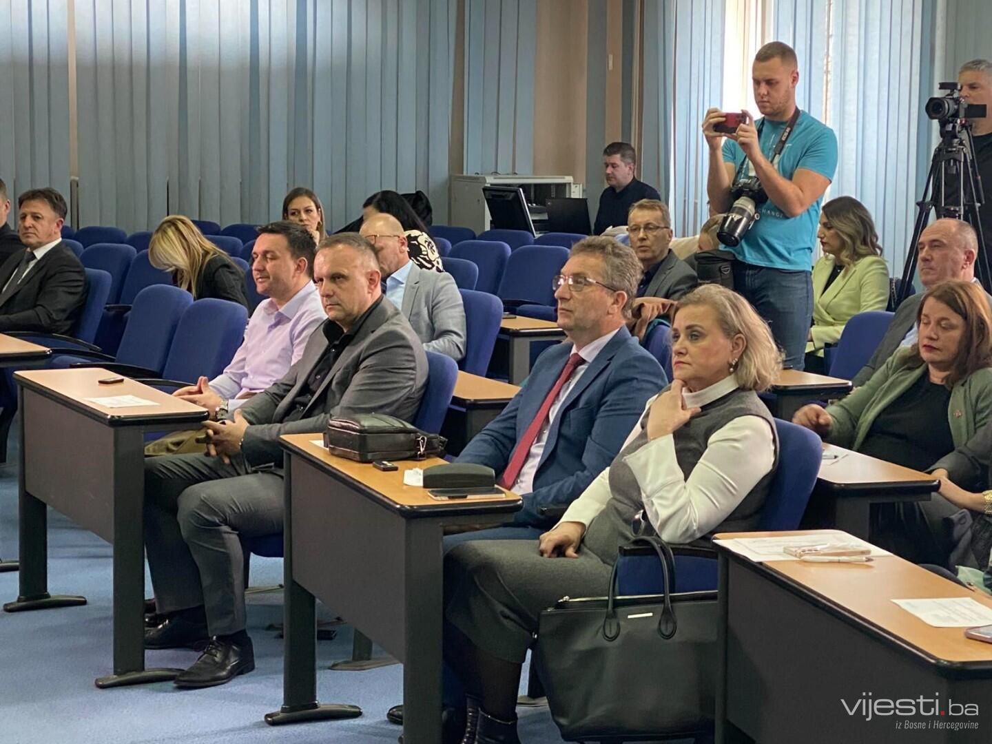 Podsjetimo, Edis Dervišagić (SDP) je prije četiri dana imenovan za premijera nove Vlade Tuzlanskog kantona.