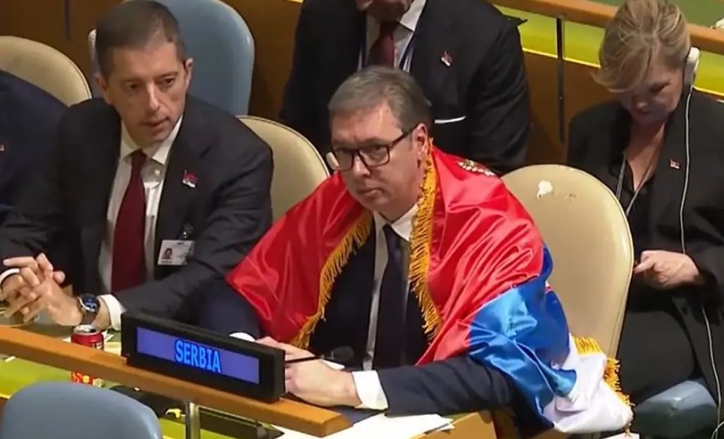 Kao i u Memorandumu SANU-a iz 1986. Srbija, RS i srpski narod predstavljeni su u ovoj deklaraciji kao ugroženi, opkoljeni neprijateljima i izloženi vanjskim prijetnjama...