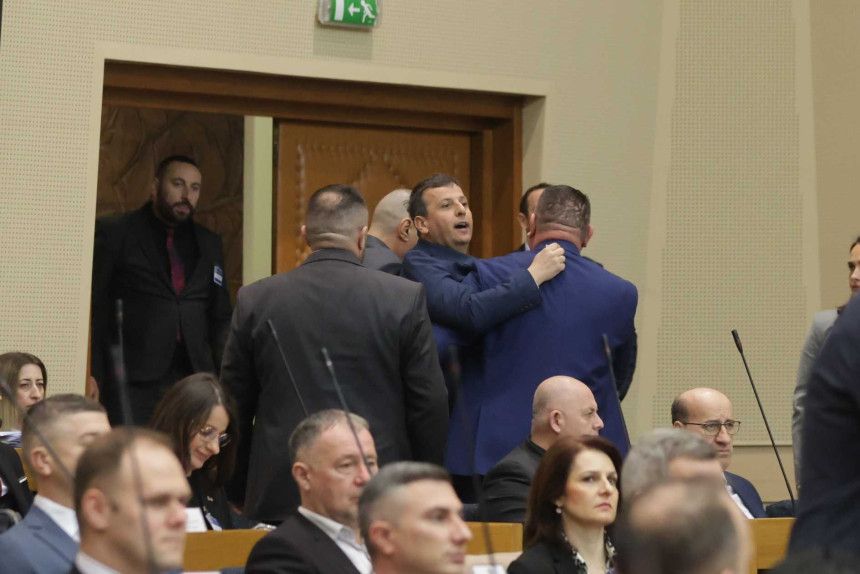 Predsjednik parlamenta Srpske, Nenad Stevandić izbacio je poslanika „Za pravdu i red“ Nebojšu Vukanović iz skupštinske sale.