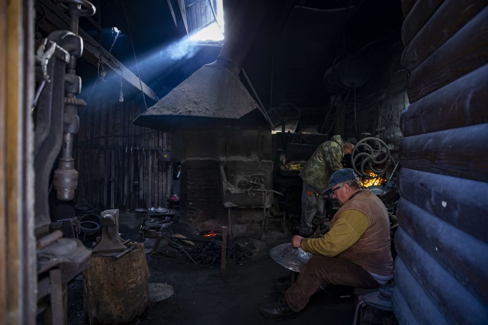Porodica iz BiH stoljećima čuva kovački zanat: Obrađuju željezo na isti način kao i njihovi preci