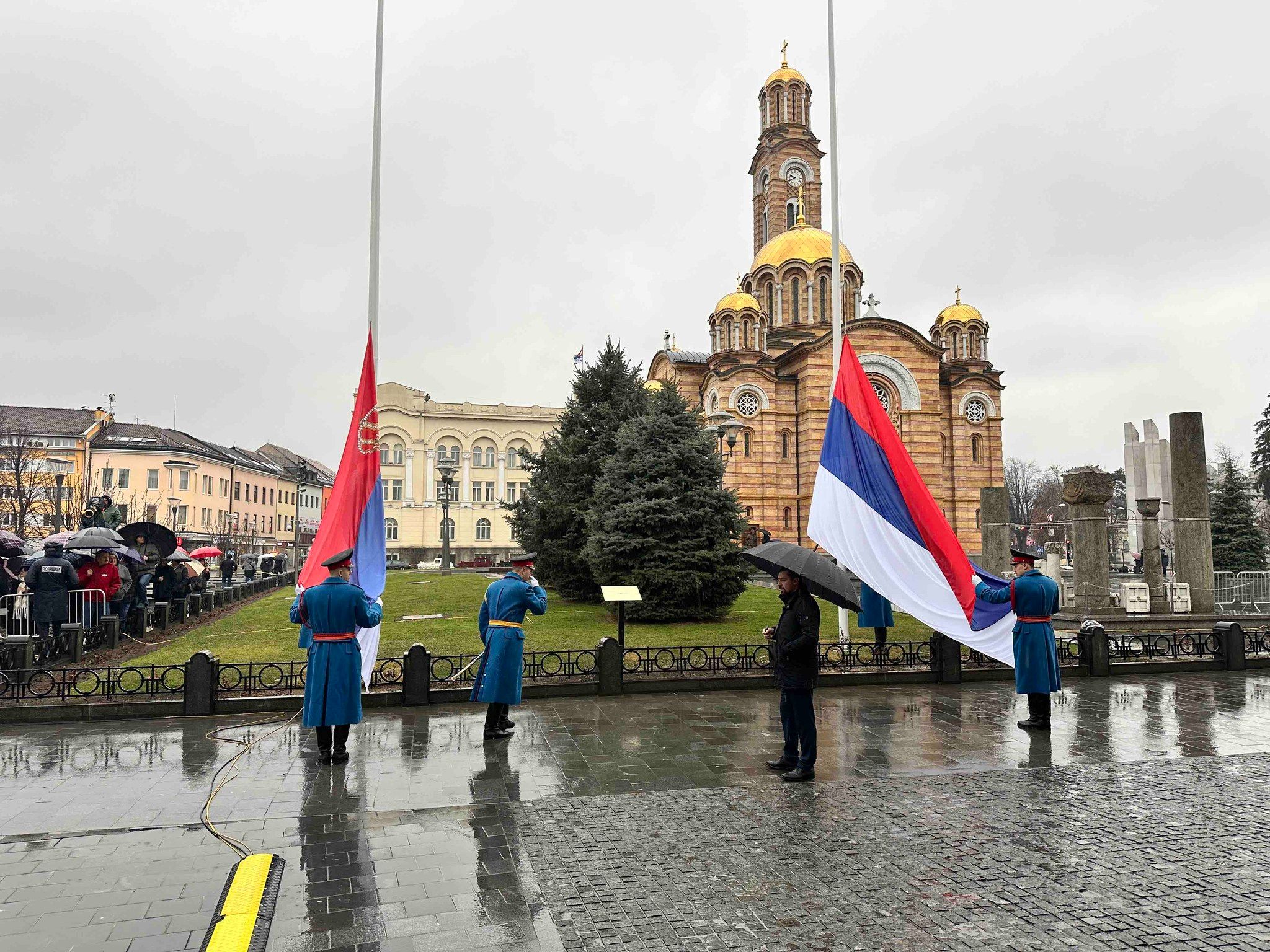 Kao i u Memorandumu SANU-a iz 1986. Srbija, RS i srpski narod predstavljeni su u ovoj deklaraciji kao ugroženi, opkoljeni neprijateljima i izloženi vanjskim prijetnjama...