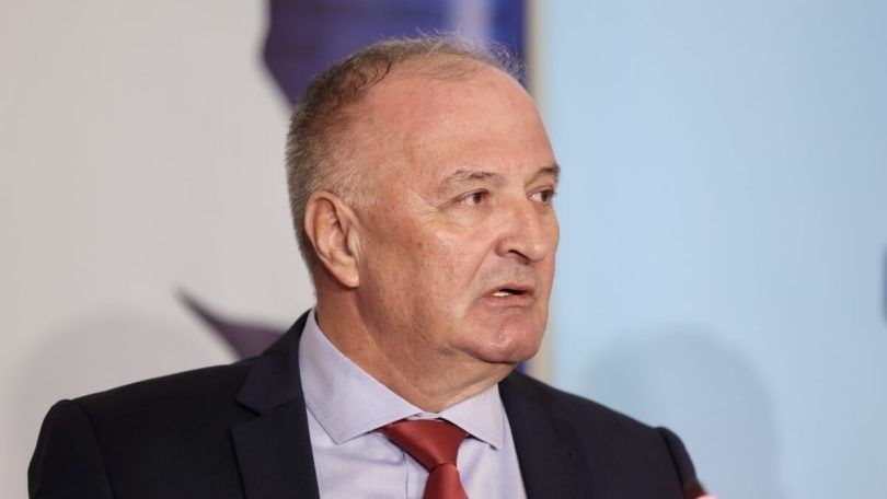 Kako kaže, raduje ga zrelost opozicije u RS-u, koji razumiju da se ovdje ne radi ni o kakvom napadu na RS, nego isključivo odbrani okorjelog kriminalca