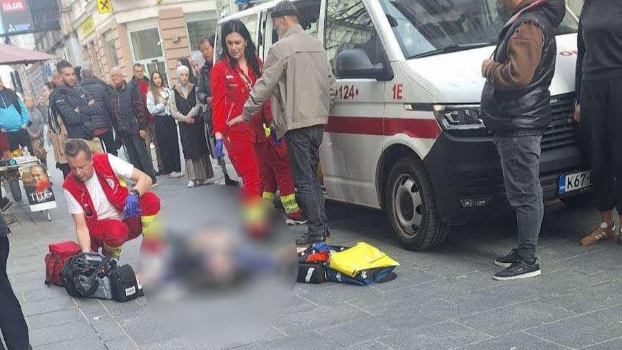 U sarajevskoj ulici Ferhadija građani su zatekli muškarca kako leži na sred pločnika.   