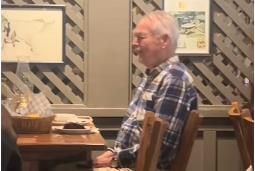  Ubrzo su se okupili svi prisutni i iz sveg glasa počeli da pjevaju uobičajenu pjesmicu za sretan rođendan