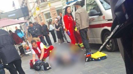 Intervencija u Sarajevu: U Ferhadiji leži muškarac na pločniku, Hitna pomoć na terenu