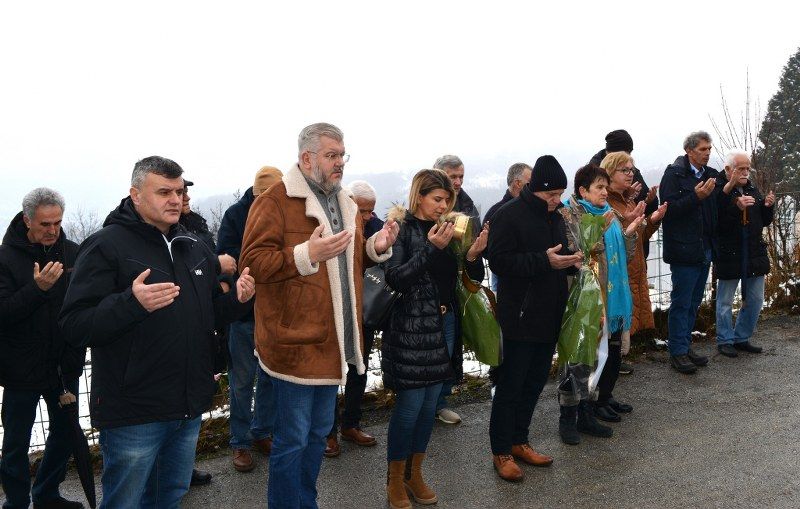 Kod spomen obilježja Kenanu Demiroviću okupile su se, uz predstavnike boračkih udruženja ibrojne delegacije, među kojima i delegacija Općine Vogošća. 