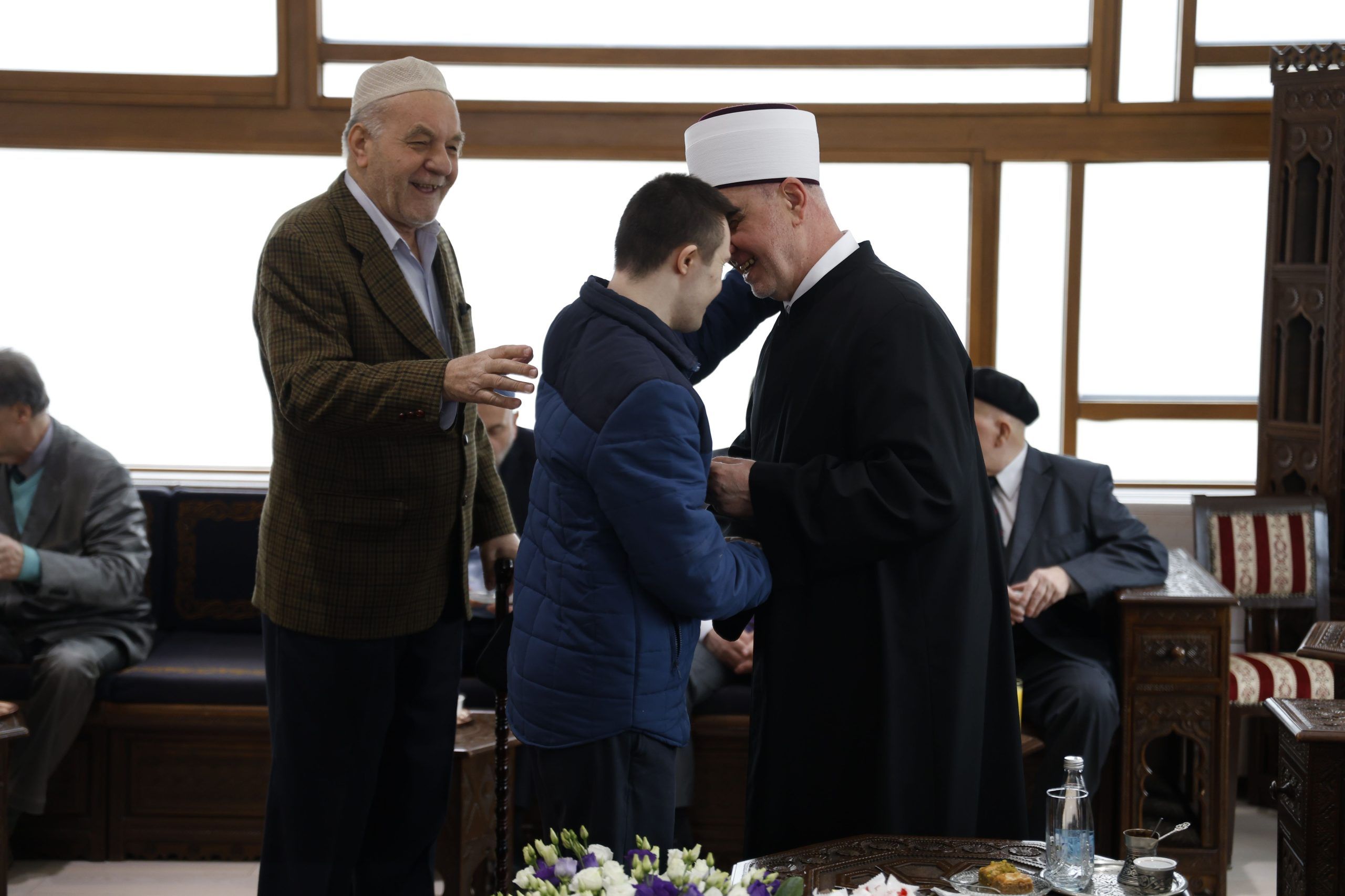 Nakon centralne svečanosti u Gazi Husrev-begovoj džamiji u Sarajevu, reisu-l-ulemi Kavazoviću Bajram su čestitali predstavnici diplomatskog kora