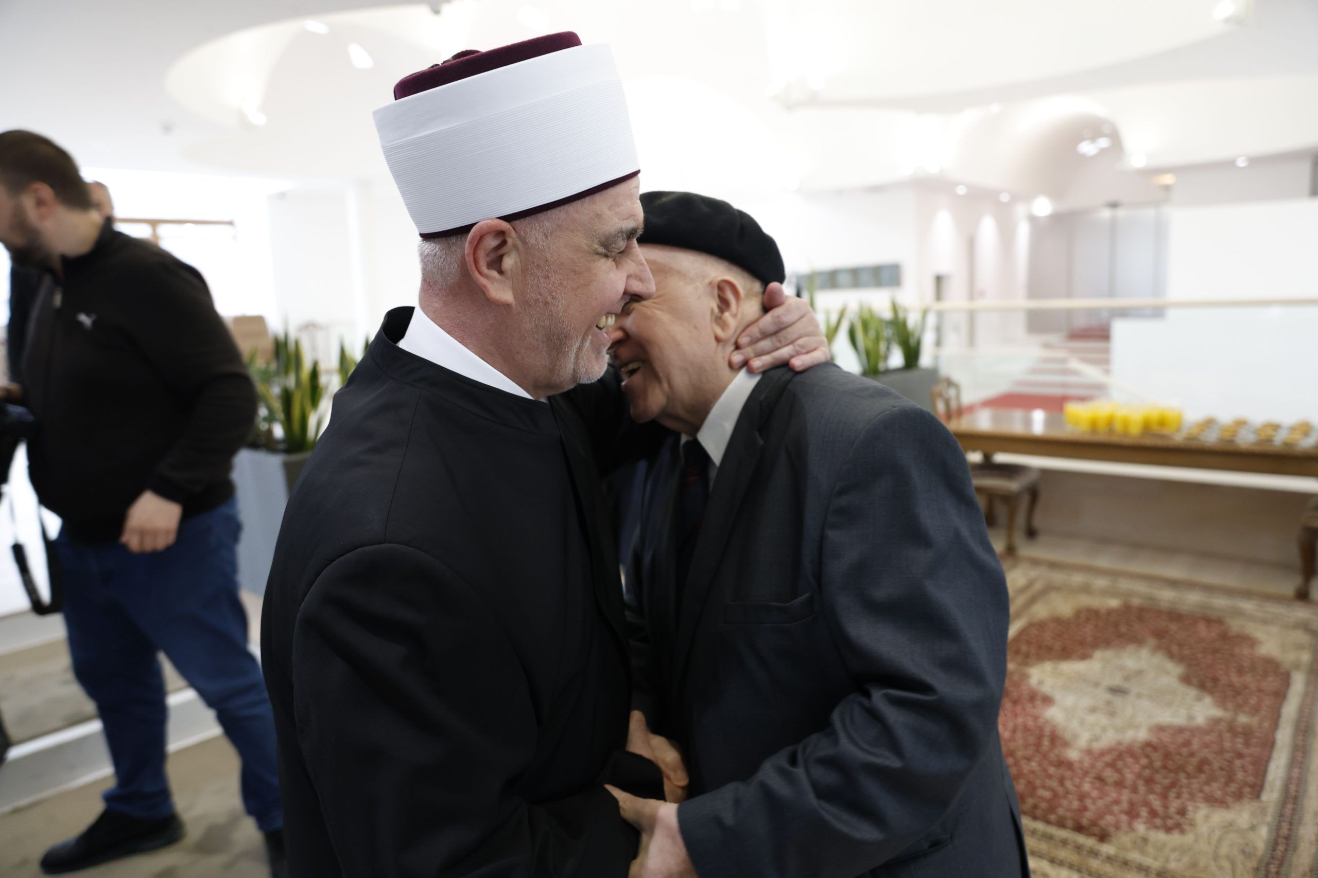 Nakon centralne svečanosti u Gazi Husrev-begovoj džamiji u Sarajevu, reisu-l-ulemi Kavazoviću Bajram su čestitali predstavnici diplomatskog kora