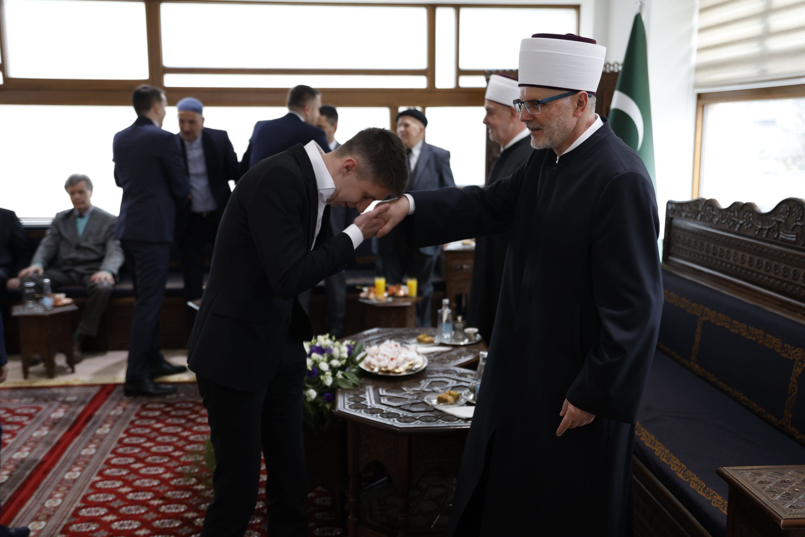 Nakon centralne svečanosti u Gazi Husrev-begovoj džamiji u Sarajevu, reisu-l-ulemi Kavazoviću Bajram su čestitali predstavnici diplomatskog kora