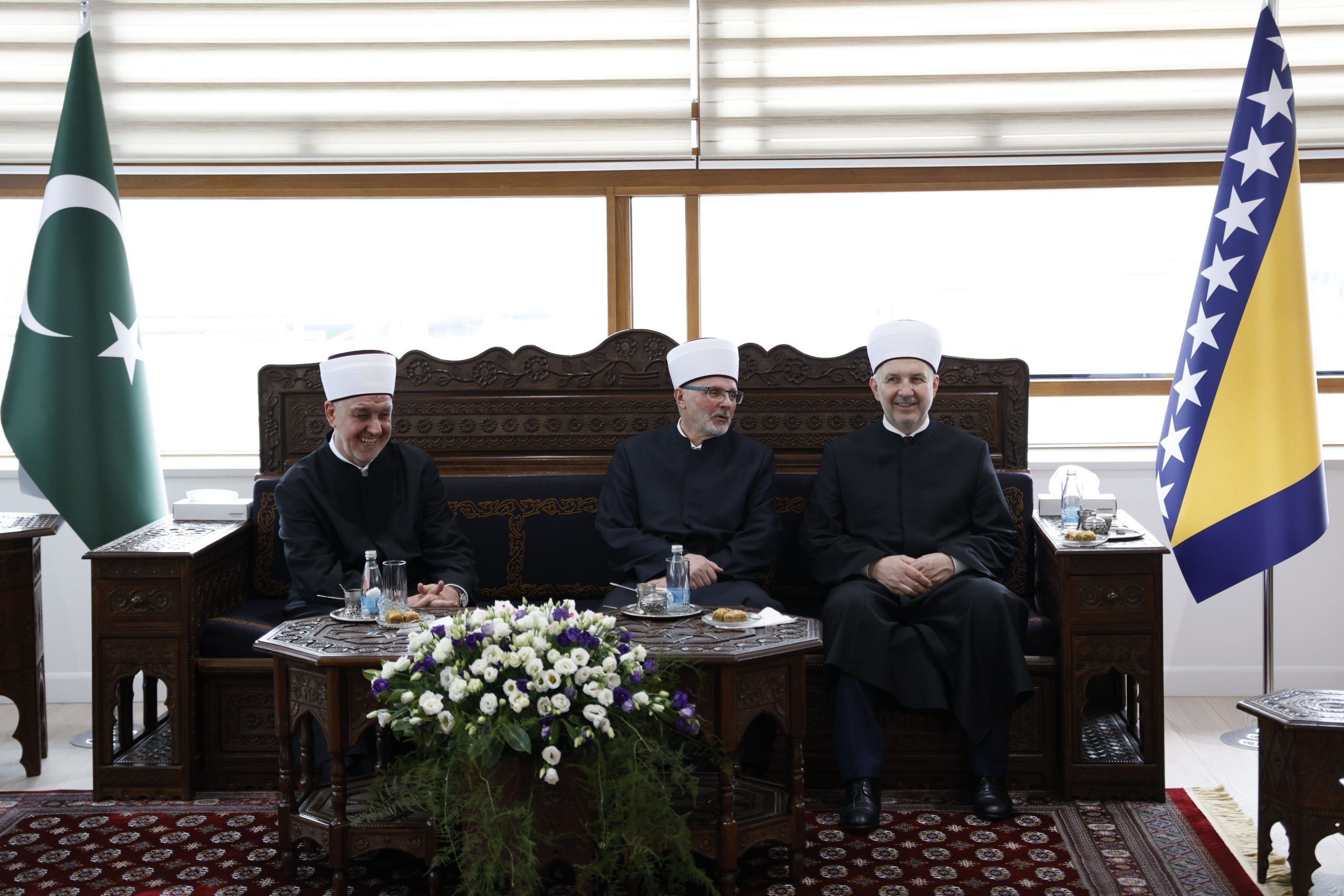 Nakon centralne svečanosti u Gazi Husrev-begovoj džamiji u Sarajevu, reisu-l-ulemi Kavazoviću Bajram su čestitali predstavnici diplomatskog kora