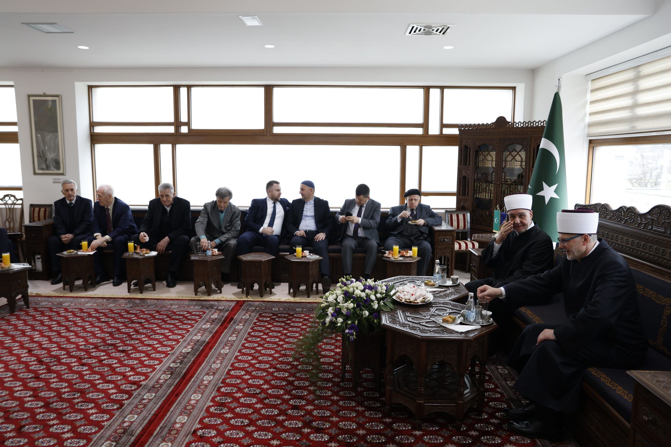 Nakon centralne svečanosti u Gazi Husrev-begovoj džamiji u Sarajevu, reisu-l-ulemi Kavazoviću Bajram su čestitali predstavnici diplomatskog kora