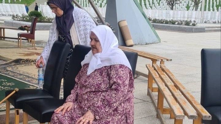 Nana Fata smogla snage: Na Dan šehida otišla u Potočare, gdje su ukopani njeni najmiliji