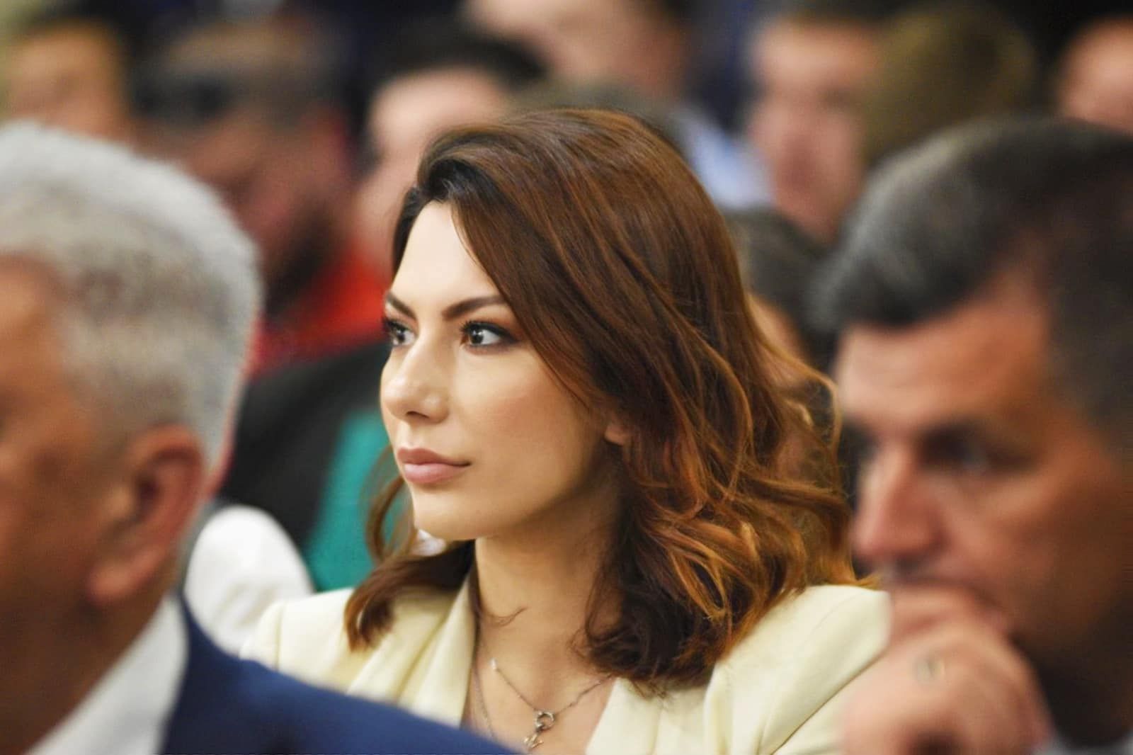Dodaje i kako kao majka troje djece spremna predvoditi proteste svih majki u KS koje primaju naknade 