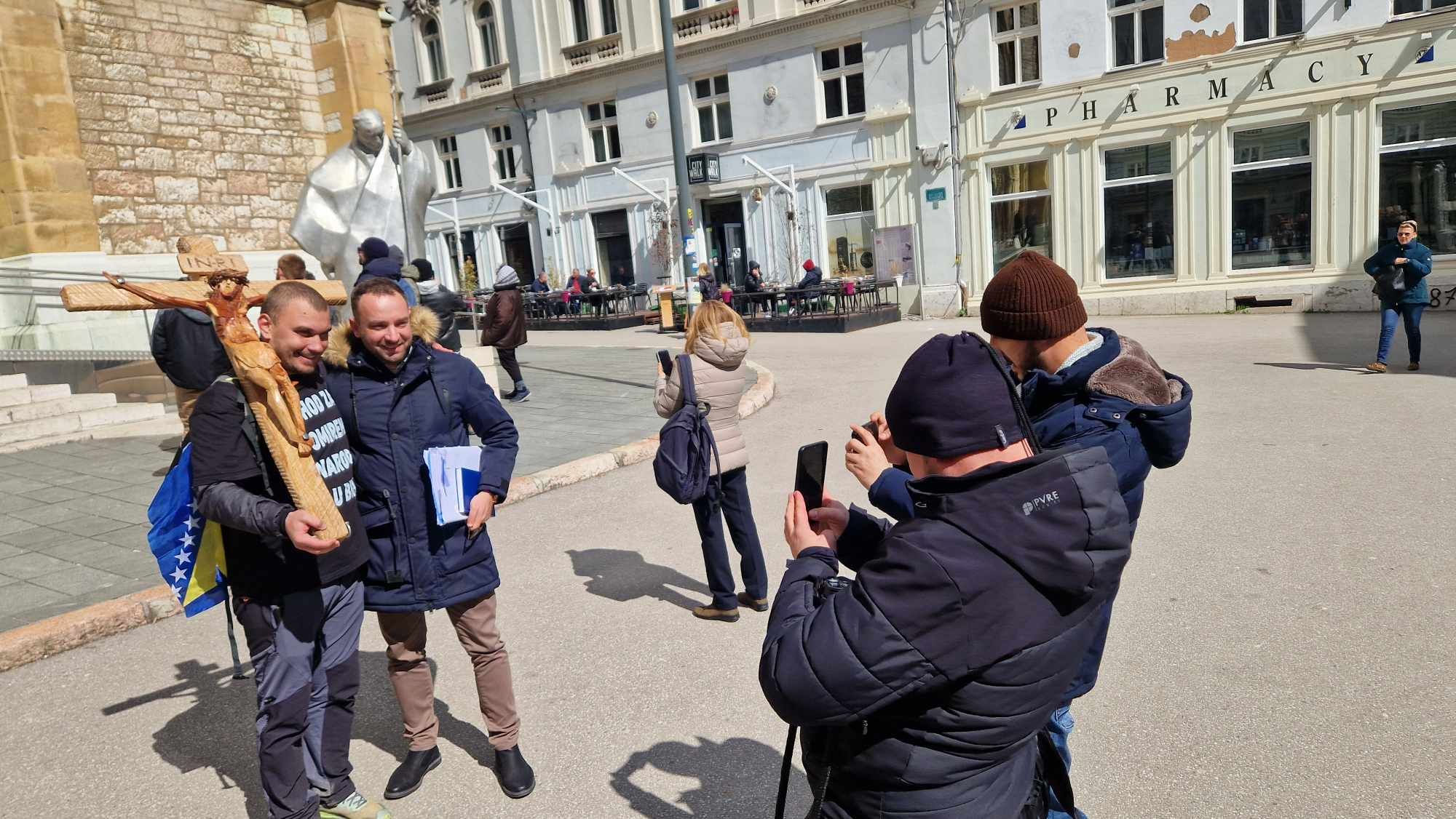 S križem na leđima, hodajući kroz gradove i sela i spajajući ljude različitih vjera i kultura, naša ekipa ga je dočekala u Sarajevu