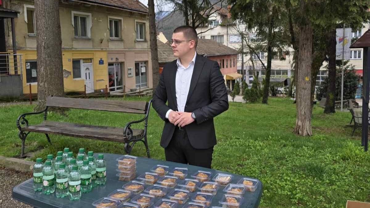 Simbol zajedništva, ljubavi i poštovanja: Said ef. Junuz u Rudom dijelio baklavu svim prolaznicima