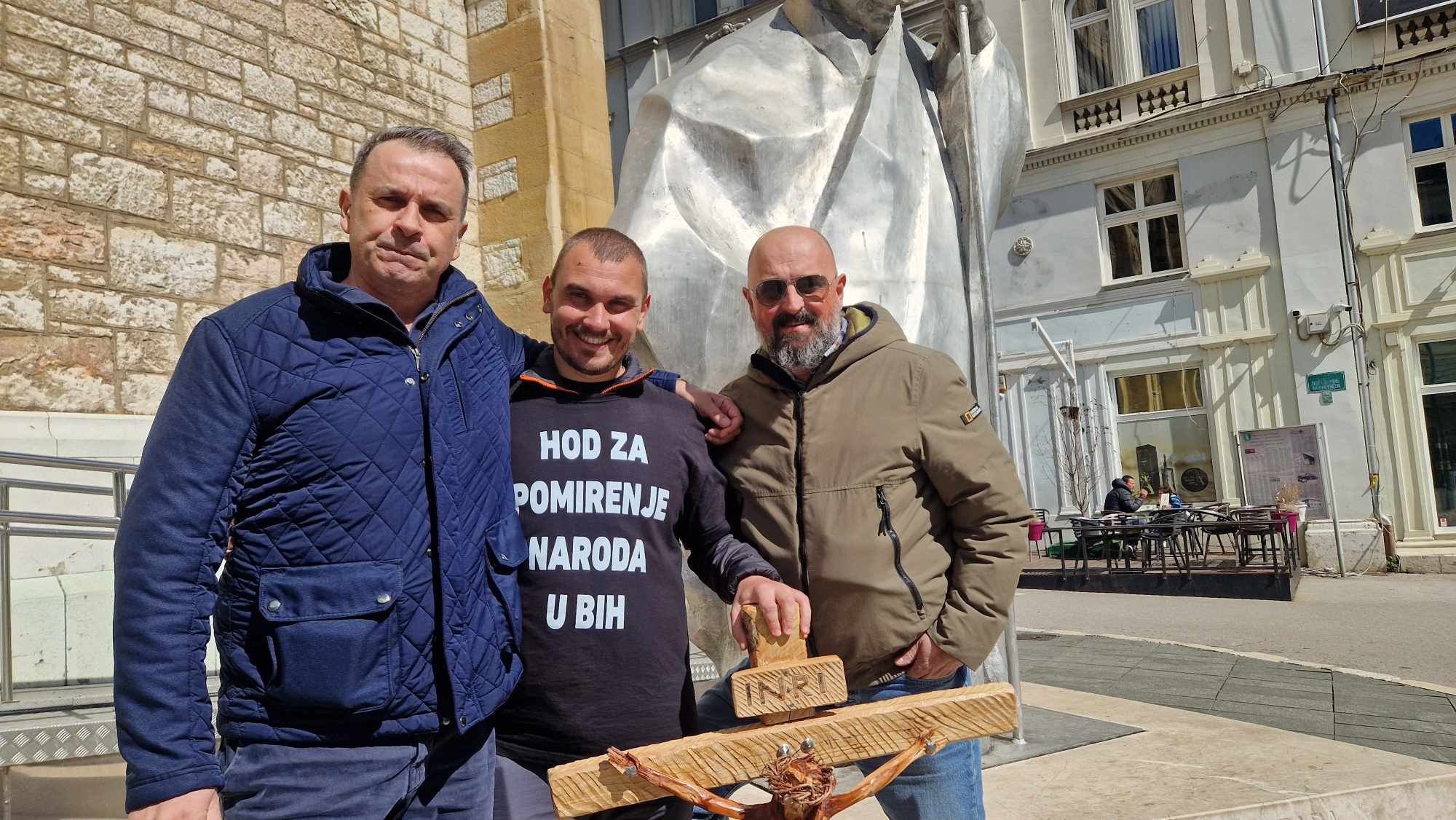 S križem na leđima, hodajući kroz gradove i sela i spajajući ljude različitih vjera i kultura, naša ekipa ga je dočekala u Sarajevu