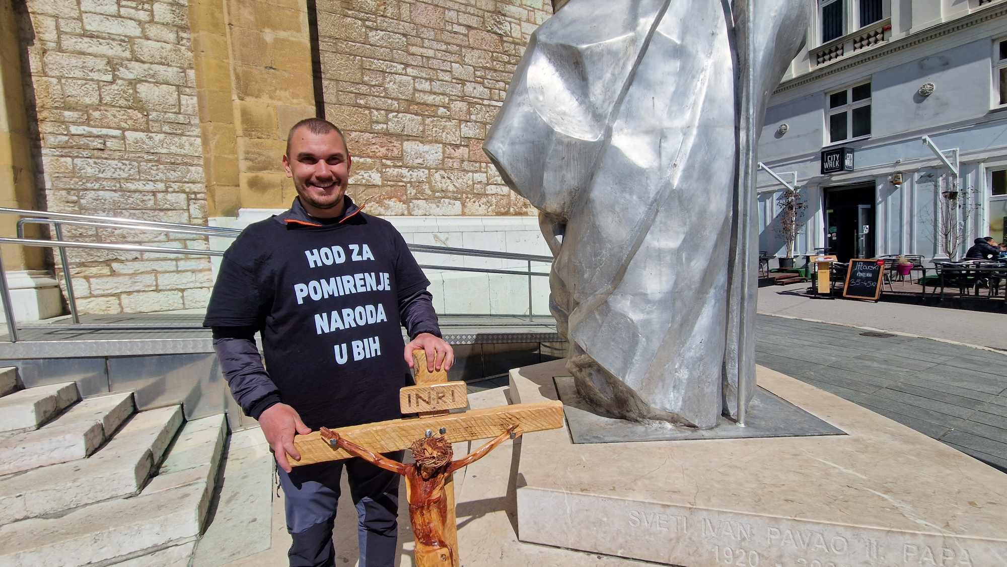 S križem na leđima, hodajući kroz gradove i sela i spajajući ljude različitih vjera i kultura, naša ekipa ga je dočekala u Sarajevu