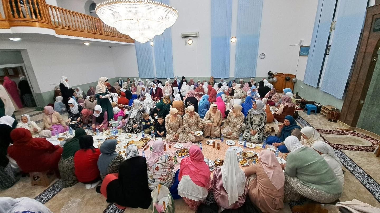 Iftar je upriličen u džamiji i okupio je veliki broj vjernika, a prisutni su bili čak i najmlađi