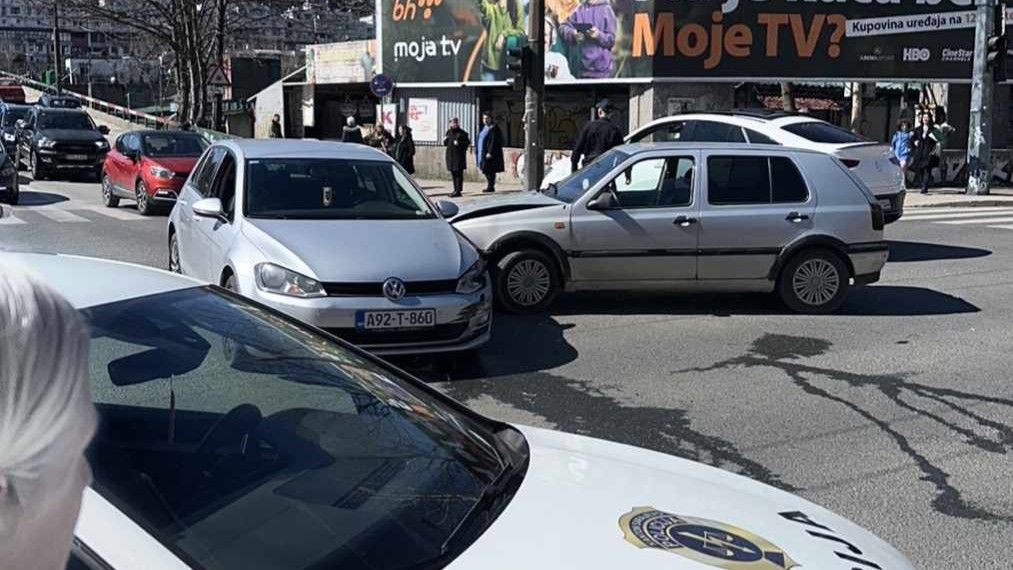 Nesreća u Sarajevu: Došlo je do kolapsa u saobraćaju, povrijeđena djevojka?