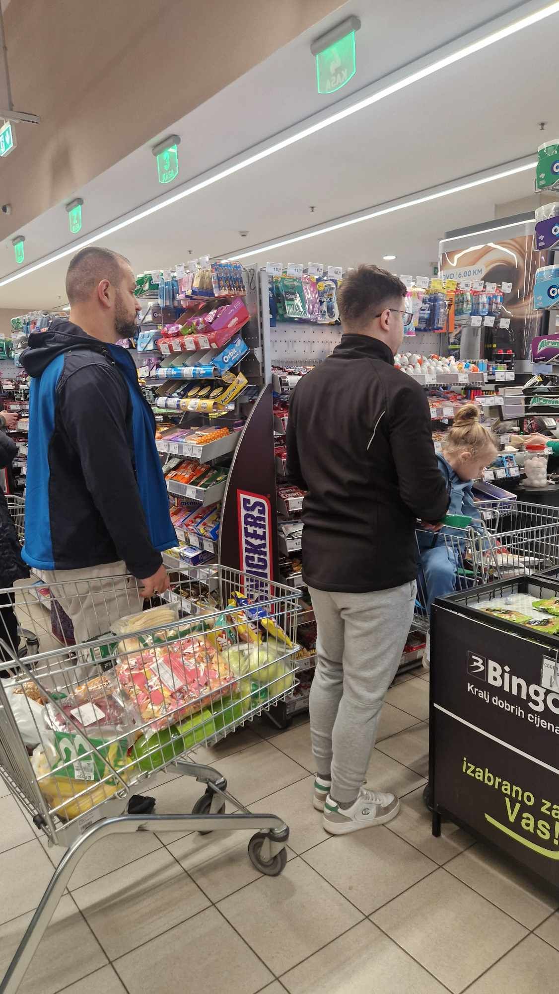 Haos u tržnim centrima i prodavnicama: Uoči Bajrama sve kase rade, redovi dugi