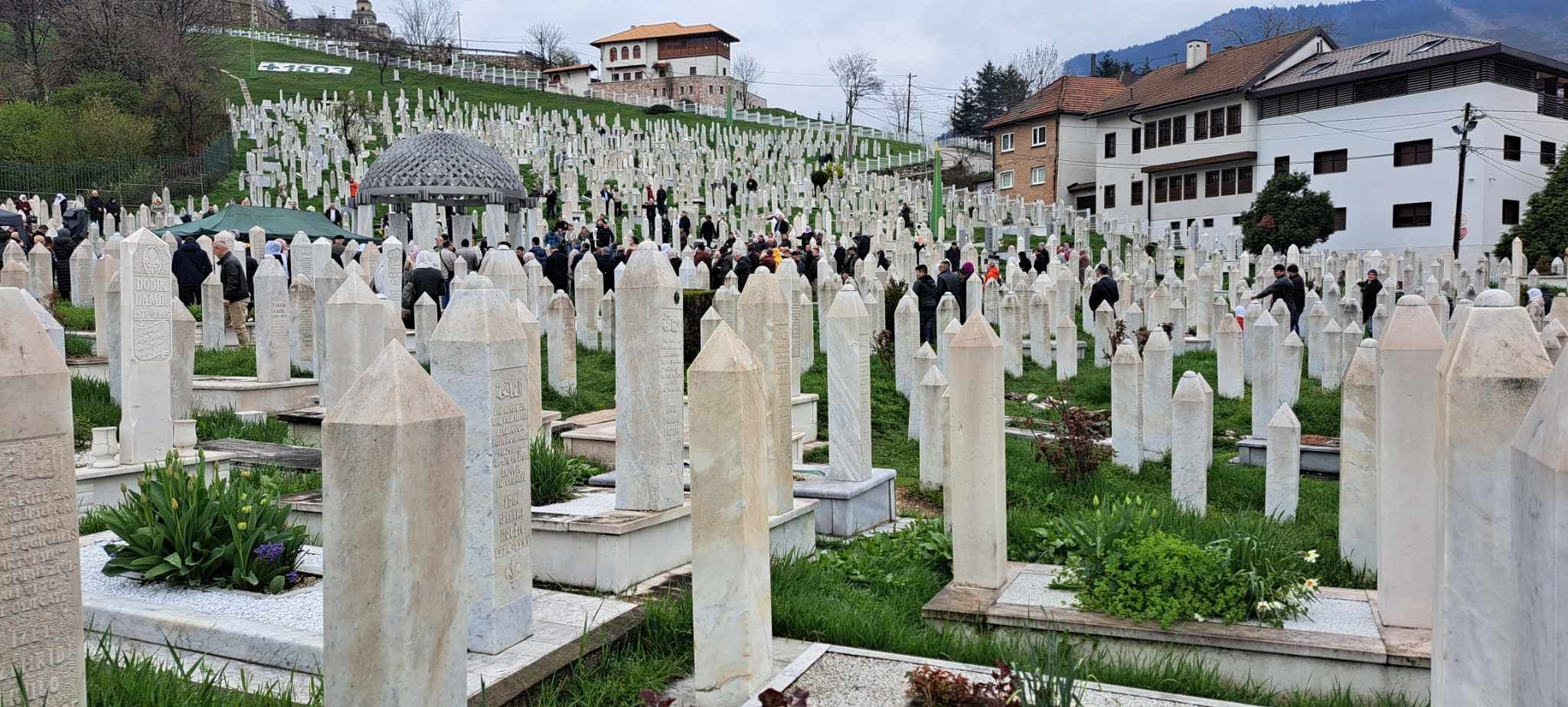 I nakon 30 godina od sloma oružane agresije na našu zemlju, reis je kazao kako politički nasrtaji ne jenjavaju