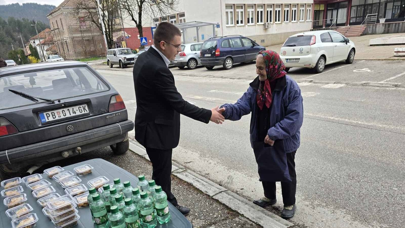 Simbol zajedništva, ljubavi i poštovanja: Said ef. Junuz u Rudom dijelio baklavu svim prolaznicima