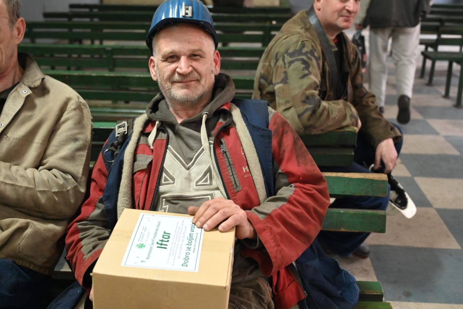 Vrijedni uposlenici centralne kuhinje Prihvatnog centra Duje u Doboj Istoku, danas su pripremili dodatnih 900 iftara koje su naši uposlenici upakovali i dostavili na više lokacija 