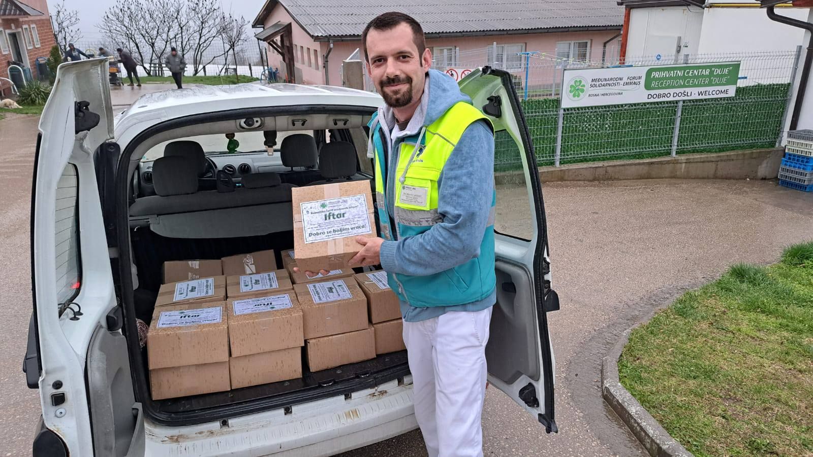 Vrijedni uposlenici centralne kuhinje Prihvatnog centra Duje u Doboj Istoku, danas su pripremili dodatnih 900 iftara koje su naši uposlenici upakovali i dostavili na više lokacija 