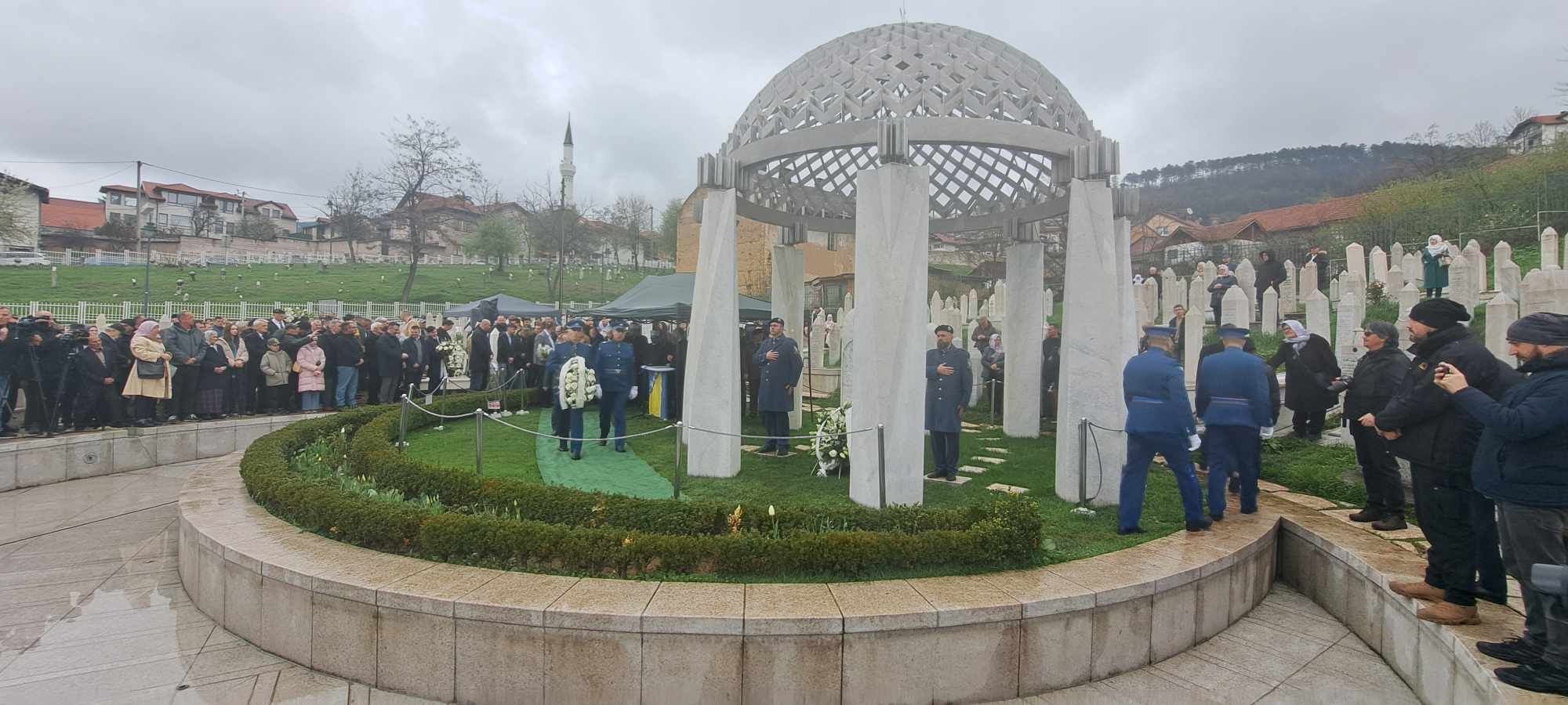 I nakon 30 godina od sloma oružane agresije na našu zemlju, reis je kazao kako politički nasrtaji ne jenjavaju