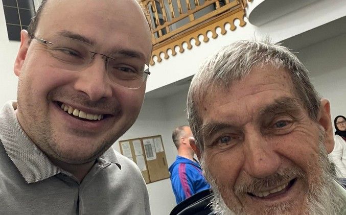 ''Više puta sam pokušao ga prestići do džamije, ali nisam uspio. Uvijek je tu, i kiša, i snijeg, i led, i na plus 40 i na minus 10'', napisao je hafiz