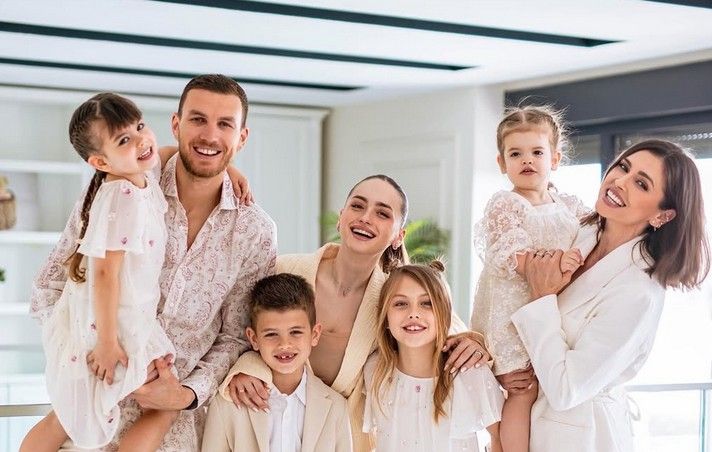 Da ovaj Bajram donese puno mira, ljubavi, zadovoljstva, i uvijek sreće i radosti'', poručili su