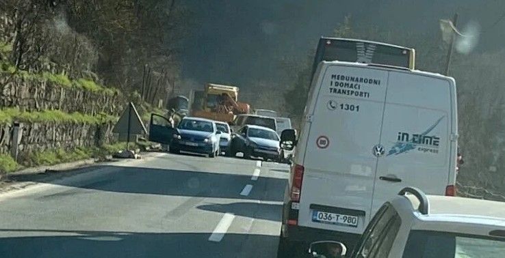 Nije bilo povrijeđenih, a na vozilima je nastupila materijalna šteta