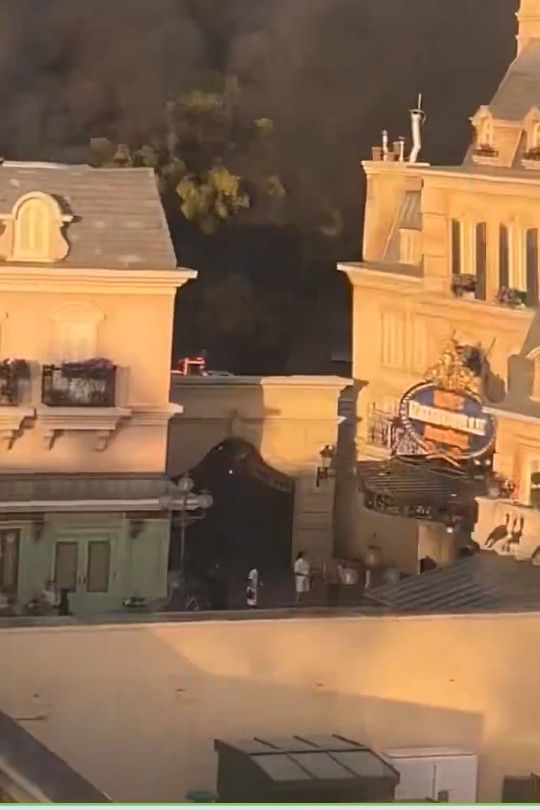 Izbio požar u Disney parku zabave, posjetioci hitno evakuisani
