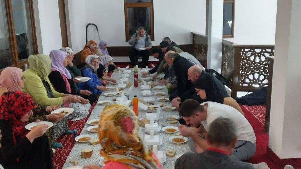 Organizacija iftara nije samo prilika za zajednički obrok, već i za jačanje veza među mještanima.