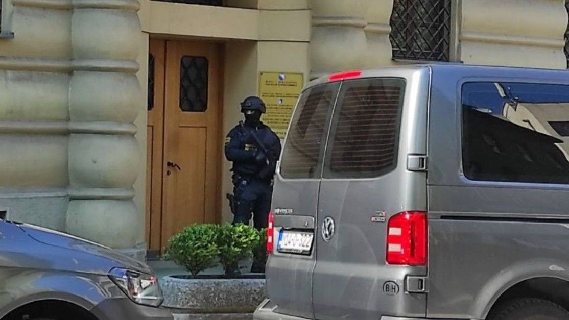 Nakon što su je pretukli, uzeli su joj novac i stvari u vrijednosti od 4.000 KM i pobjegli