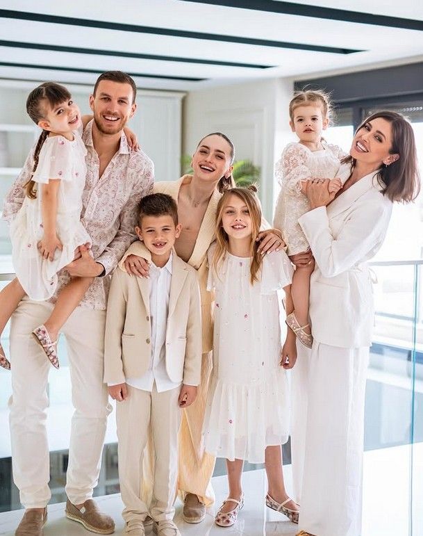 Da ovaj Bajram donese puno mira, ljubavi, zadovoljstva, i uvijek sreće i radosti'', poručili su