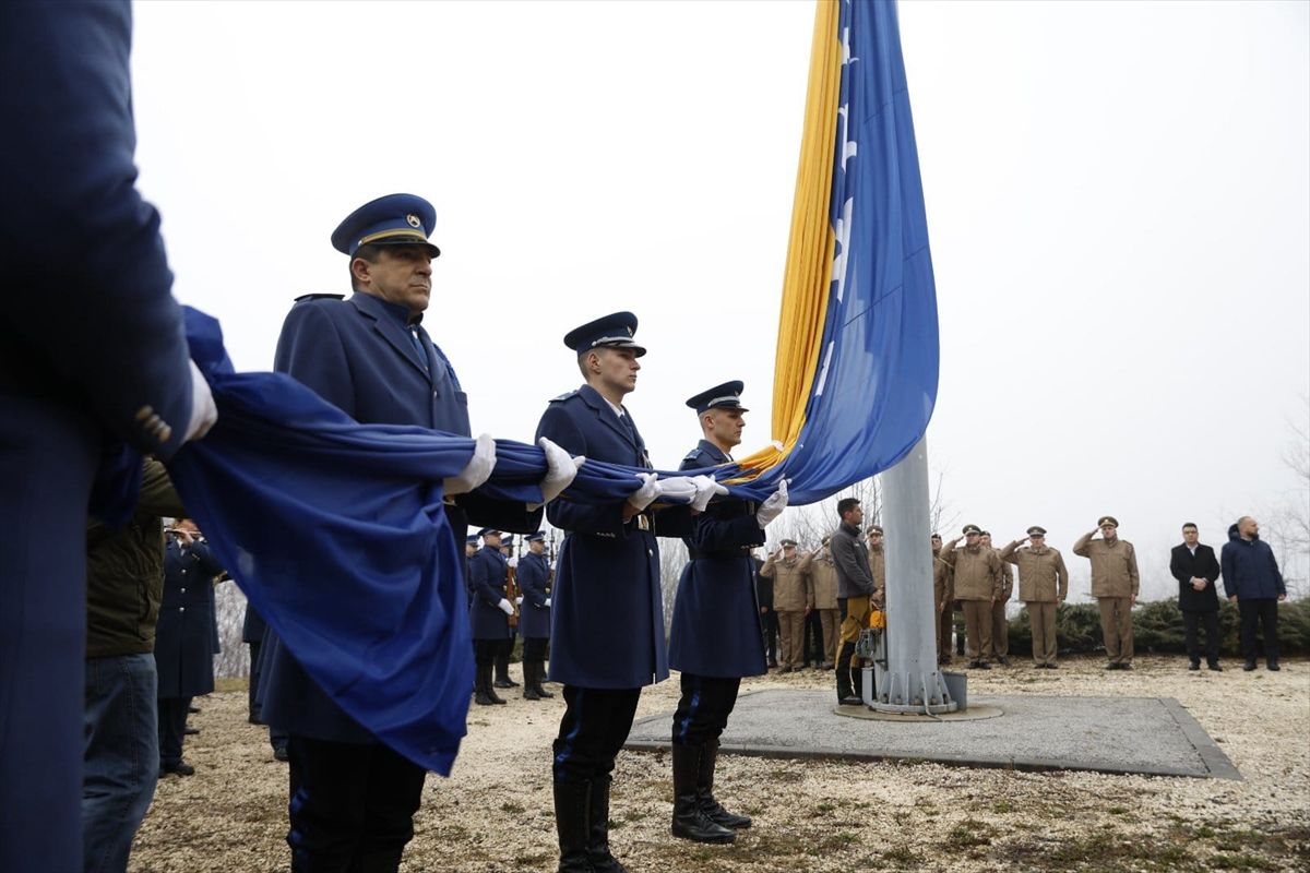 Zastava BiH se vijori na brdu Hum iznad Sarajeva u čast obilježavanja Dana nezavisnosti