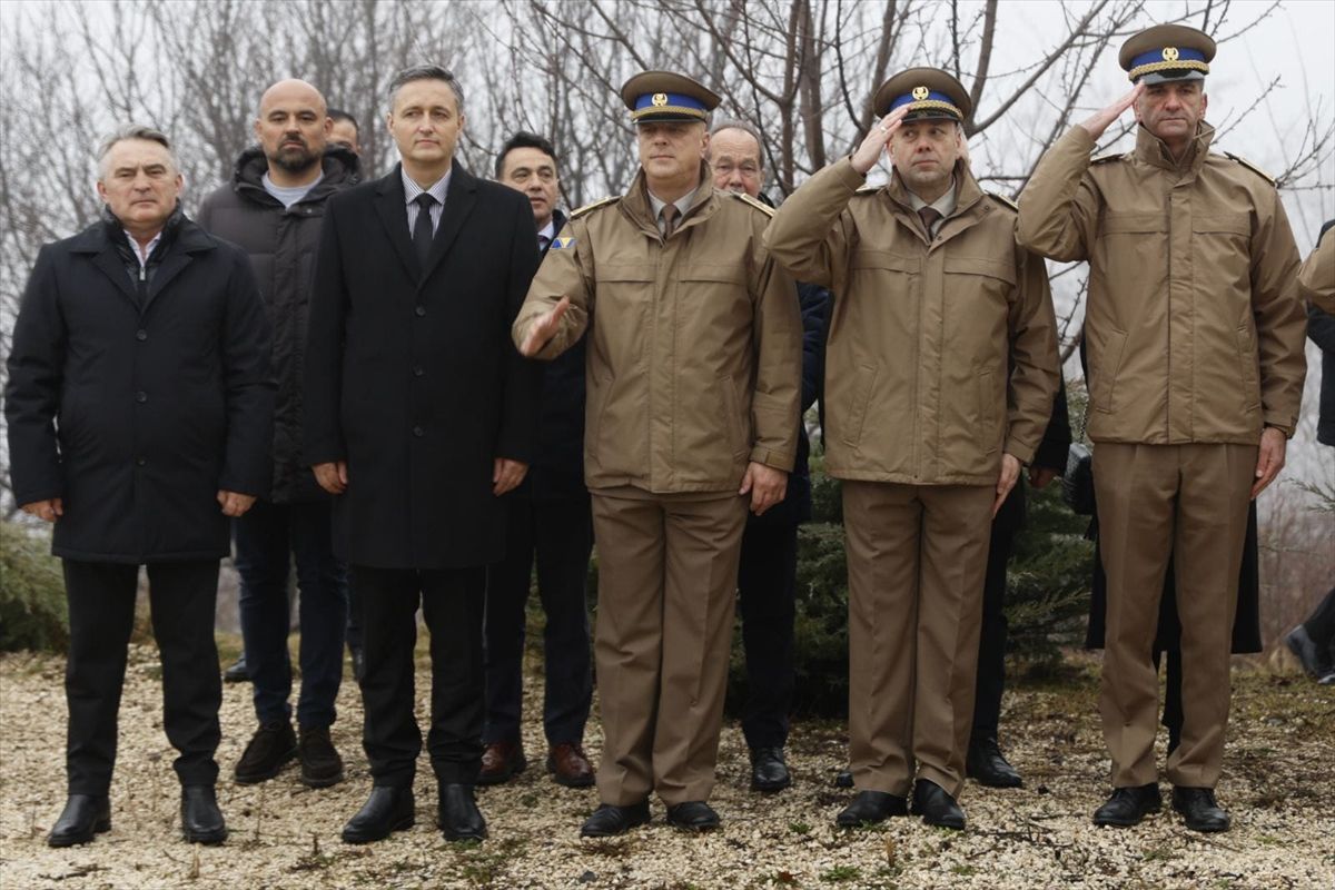 Zastava BiH se vijori na brdu Hum iznad Sarajeva u čast obilježavanja Dana nezavisnosti