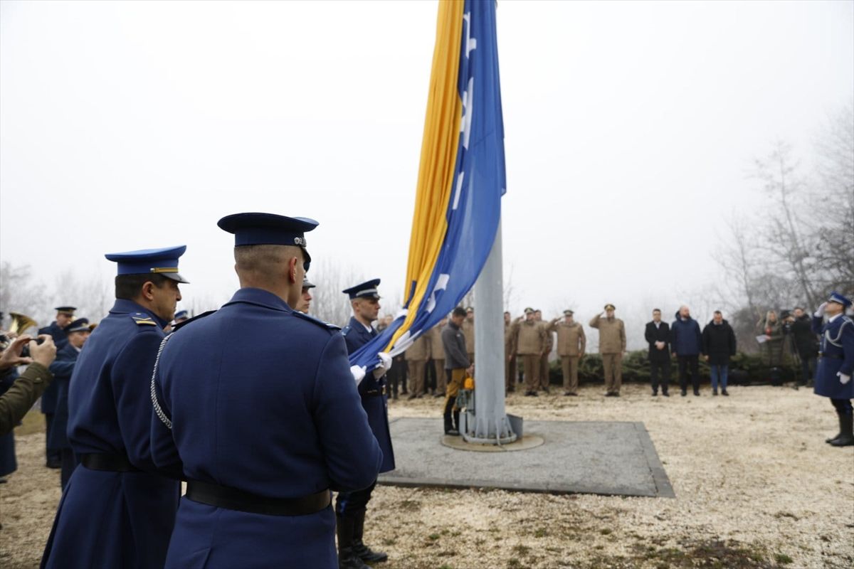 Zastava BiH se vijori na brdu Hum iznad Sarajeva u čast obilježavanja Dana nezavisnosti